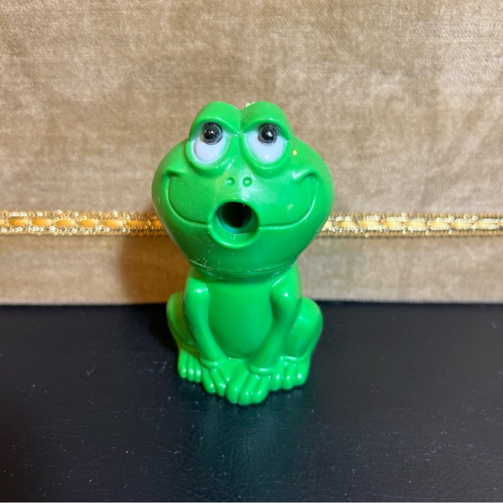 JSNY Frog Pencil Sharpener Novelty Collectible Plastic Green Vtg Hong Kong 3.25”